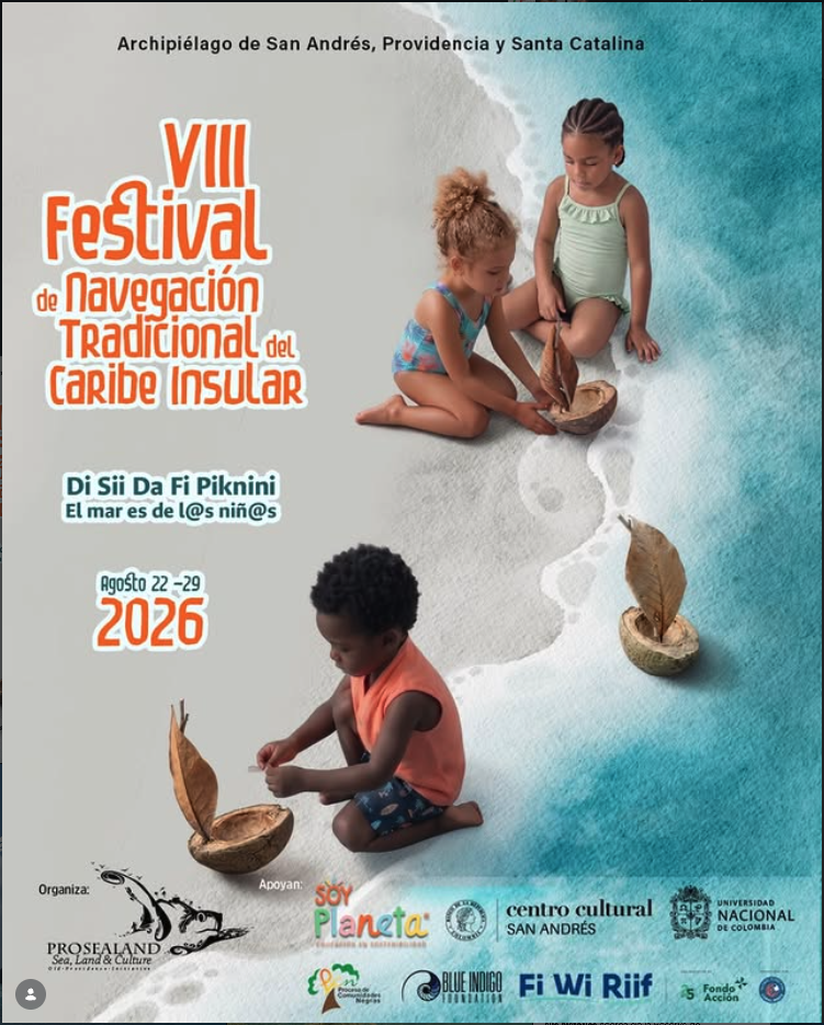 Afiche ilustrado del VIII Festival de Navegación Tradicional del Caribe Insular por el creador raizal Anezbull. Fotografía aérea de tres niñas y niños jugando en una playa de San Andrés con barquitos hechos de cáscara de coco y velas de hojas secas sobre el mar turquesa. En el costado izquierdo resalta el texto del festival con las fechas del 22 al 29 de agosto de 2026 y el lema El mar es de las niñas y los niños en Kriol y español, acompañado por los logos de Prosealand, el PCN y demás entidades aliadas en la parte inferior.